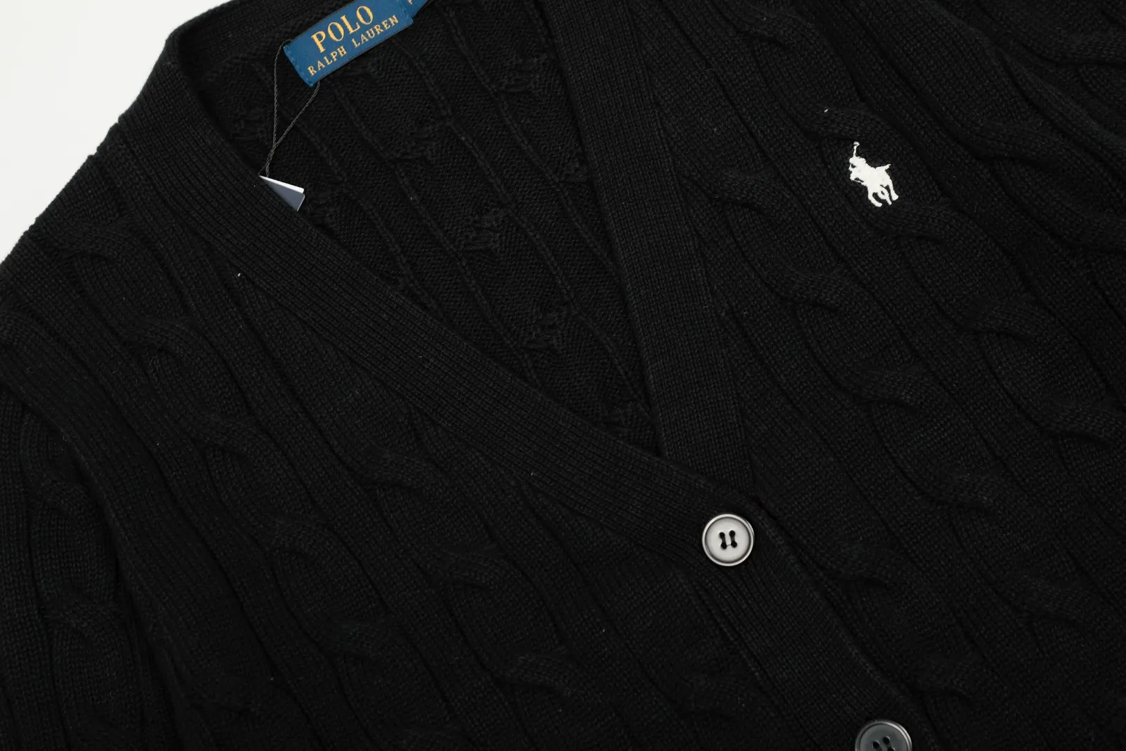 P250 Top quality" Style number: DS113# (not off the shelves all year round) [Ralph Lauren large V-neck solid color pony embroidered logo twist knitted cardigan] ✅Ralph Lauren classic basic versatile goddess style large V-neck knitted cardigan jacket ✅Main supply platform live broadcast Wholesale entities Replenish when out of stock Not off the shelves ✅ZP quality 1:1 version Scan the code to enter the GF website Counter quality ✅Detailed quality is the only one in Guangzhou Imported quality cotton yarn, focusing on high-end, cost-effective, good quality needless to say ✅The version is restored to the original order, the maximum size can be worn up to 160 pounds, loose, comfortable and stress-free ✅The upper body is simple and easy to match, ootd must-have style, good-looking clothes are never picky, a must-have in the goddess' wardrobe. Size: S-XL Color: Black White Gray Light Blue Khaki Pink Yellow Chinese Red Navy Blue White Label Navy Blue Red Label